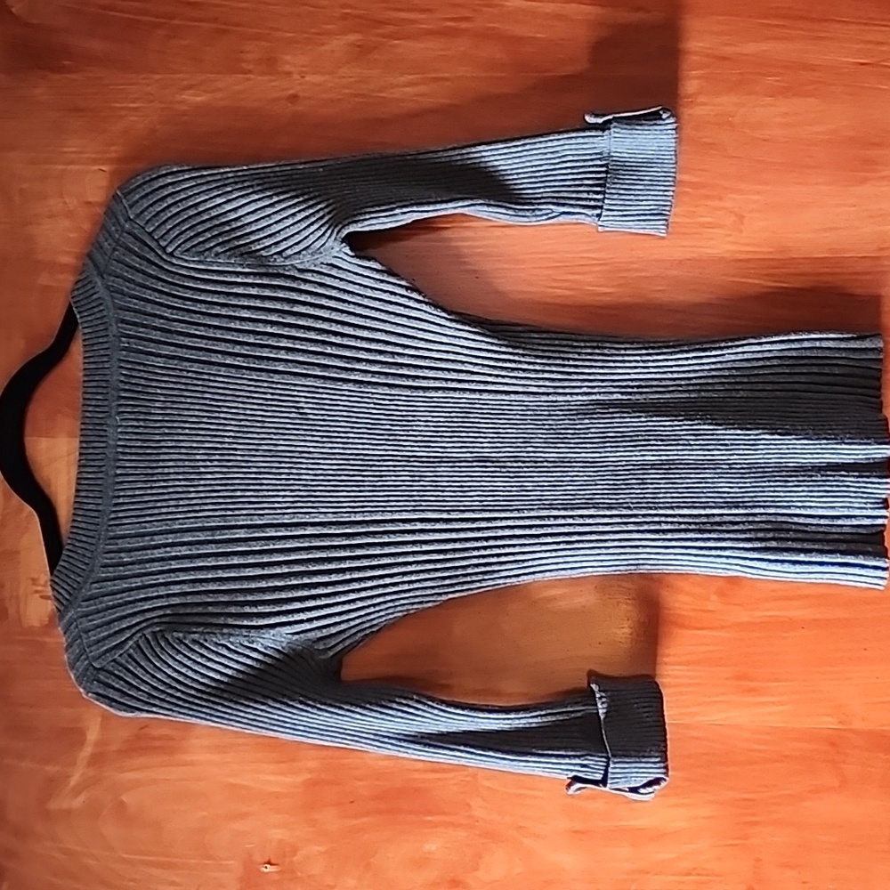 Gray Ribbed V-Neck Sweater - Picture 4 of 6